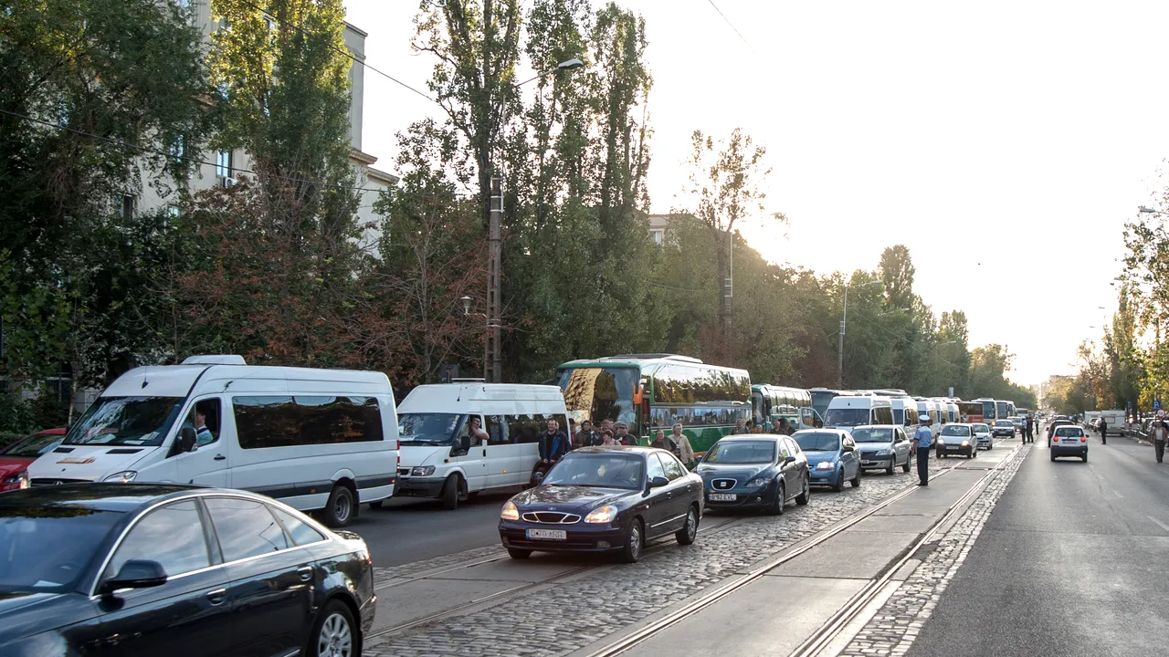 Primăria Capitalei va DECONTA COMBUSTIBIL de până la 500 lei/lună. Care sunt CONDIȚIILE pentru a beneficia de voucher