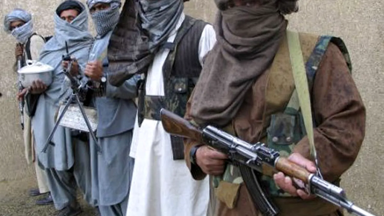 Talibanii i-au dat foc unui profesor, în fața elevilor, în școala atacată în Pakistan