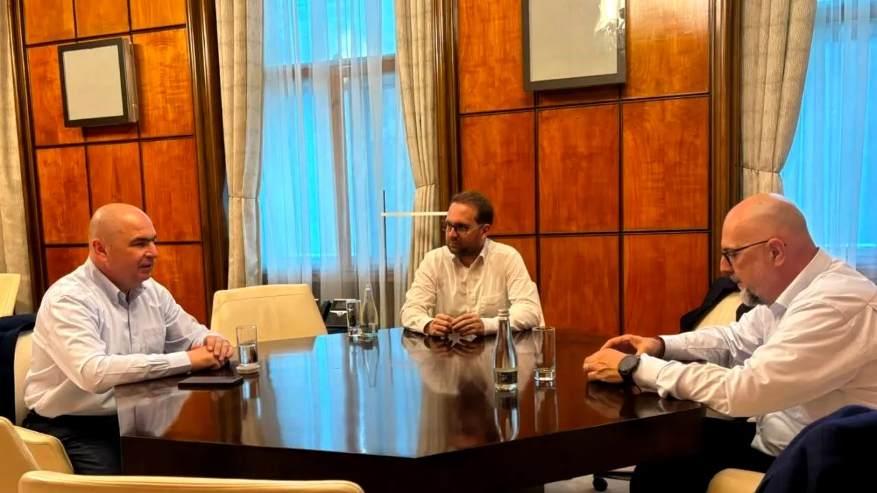 Liderii PNL, USR, UDMR s-au întâlnit și s-au fotografiat astăzi în în timpul negocierilor politice