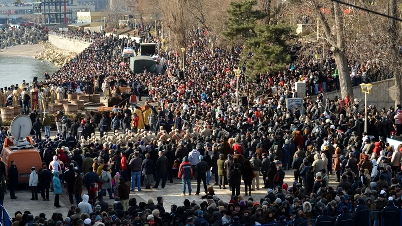 Mii de constănțeni la slujba de Bobotează, între cei care s-au aruncat în mare după cruci, o fată