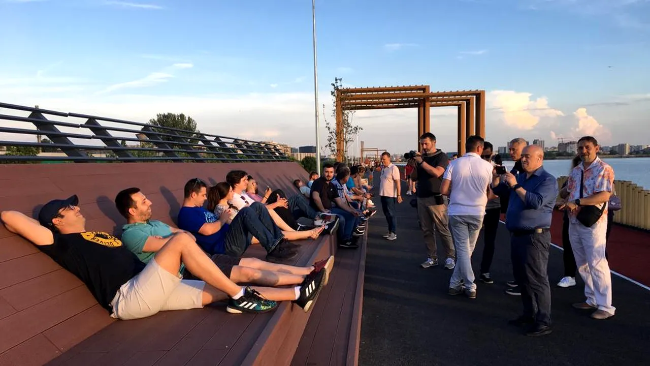 GALERIE FOTO | Cum arată acum digul Lacului Morii după ce a fost refăcut. Lucrările au costat 10 milioane de lei. Accesul cu bicicletele, interzis!