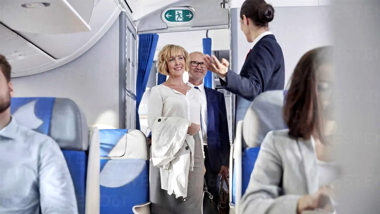 Adevăratul MOTIV pentru care stewardesele stau la intrarea în avion. Nu are nicio legătură cu salutarea pasagerilor