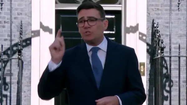 Andy Burnham a ținut primul său discurs ca prim-ministru al Marii Britanii pe treptele Downing Street