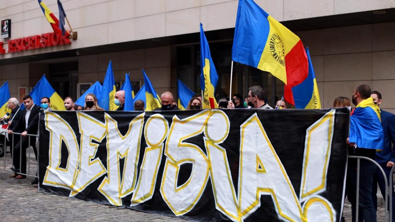 Protest AUR în fața sediului Ministerului Sănătății. George Simion: Folosim toate pârghiile necesare ca Vlad Voiculescu să plece. AUR o să-l dea afară- FOTO