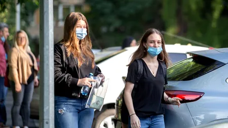 REPORTAJ | Testul marilor emoții. Cu măștile obligatorii, elevii și părinții au râs din priviri la Evaluarea Națională 2021 | FOTO