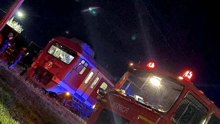 Accident feroviar în comuna Măgurele. Un tren plin de călători s-a ciocnit cu un autotren încărcat cu lemne