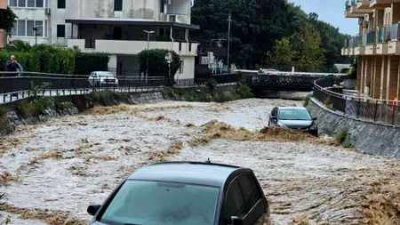 Inundații în Muntenegru. Străzile unui oraș de coastă s-au transformat în adevărate râuri. Zeci de vehicule au fost luate de ape