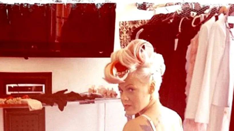 GALERIE FOTO: Rockerița Pink, surprinsă într-o ipostază neobișnuită