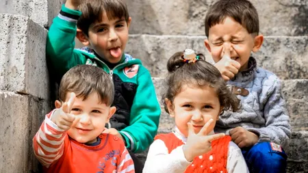 Camera Deputaților, ajutor de ultim moment pentru familiile cu copii. Ce este pachetul minimal de servicii sociale