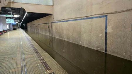 Stația de metrou Piața Victoriei, închisă după inundațiile din București. Se intervine cu motopompe pentru evacuarea apei de pe peron
