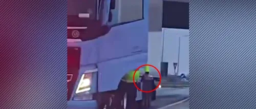 VIDEO | Șofer de TIR turc, amenințat cu pistolul de un polițist din Arad. Poliția Autostrăzi face verificări