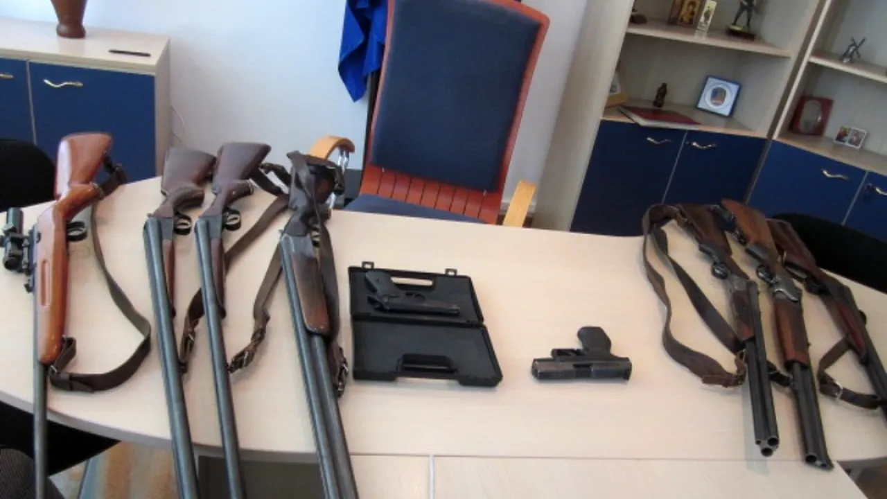 Doi brașoveni, prinși cu nouă arme letale, deținute ilegal