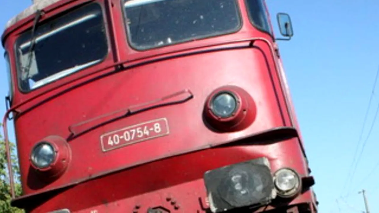 Trafic feroviar OPRIT în Ialomița. Un tren de marfă a LOVIT un TIR