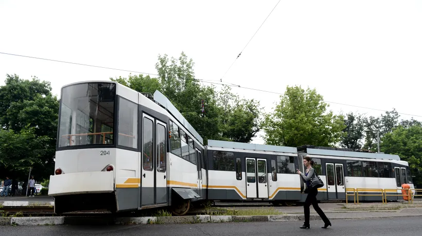 Un tramvai al liniei 41 a deraiat și s-a rupt în două în zona Pieței Presei Libere din București - GALERIE FOTO