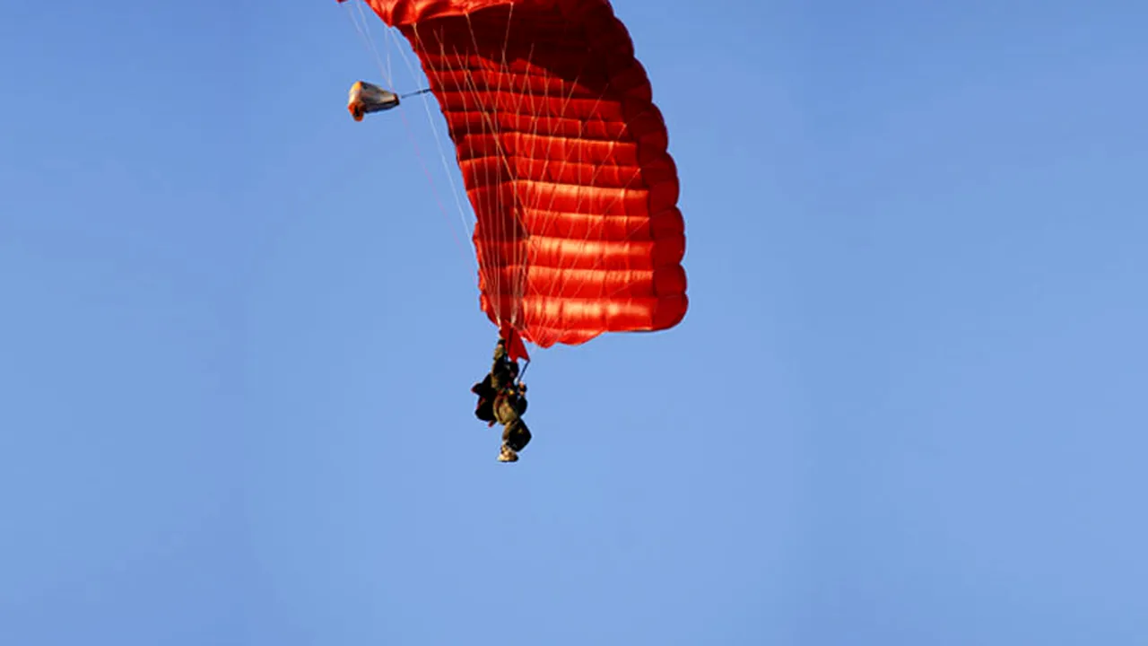 O femeie de 81 de ani va sări cu parașuta la spectacolul aviatic de la Tuzla
