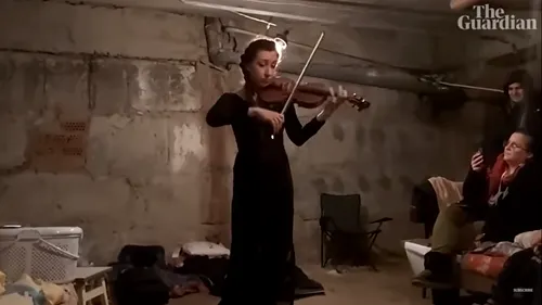 Moment emoționant la Harkov: O violonistă a cântat pentru oamenii dintr-un adăpost antiaerian. „Am devenit o familie” | VIDEO
