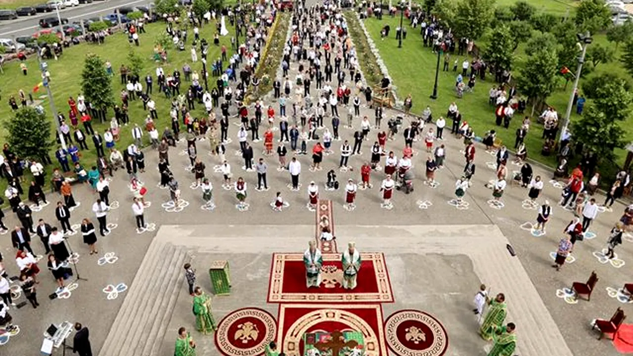 FOTO. Sute de credincioși, prezenți la hramul Catedralei Episcopale ”Sfânta Treime”