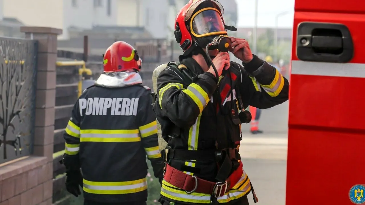 INCENDIU la o biserică din centrul Bucureștiului. Pompierii au intervenit cu opt autospeciale / Focul a izbucnit în altar