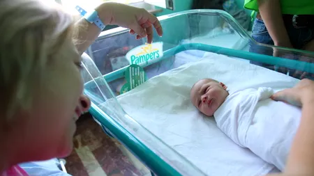 Peste 20.000 de nașteri pe an în rândul fetelor sub 19 ani; mai mult de 4.000, la al doilea copil