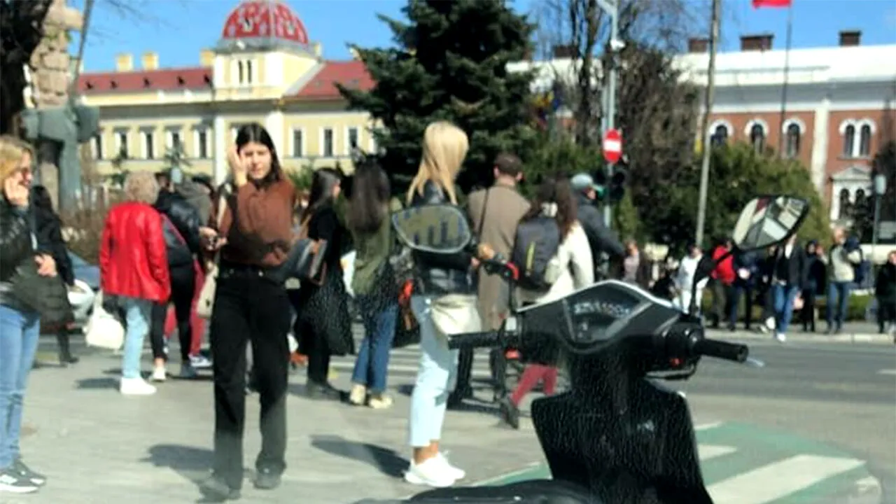 Și-a dat demisia în MERS? Ireal cum și unde și-a parcat scuterul un livrator Glovo din Cluj-Napoca