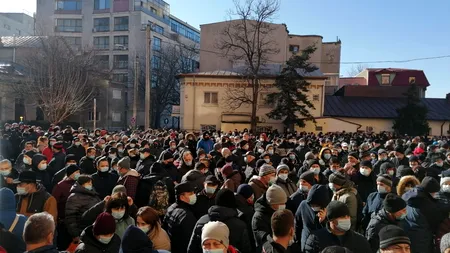 VIDEO | Sute de angajați STB protestează în fața sediului Societății. Ce se întâmplă cu transportul public din București