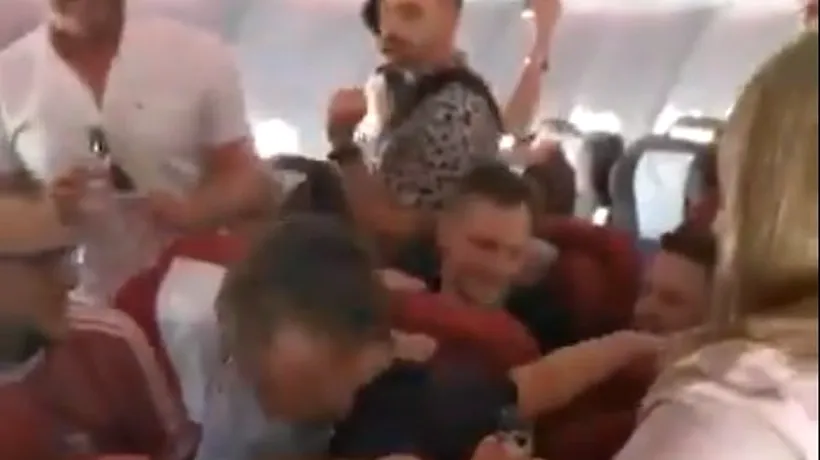 Credea că e un zbor obișnuit, dar o familie a o experiență de neuitat când a observat că în avion era o petrecere puțin altfel -  VIDEO 