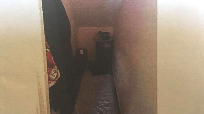 Un român a fost obligat de doi conaționali să doarmă sub scări