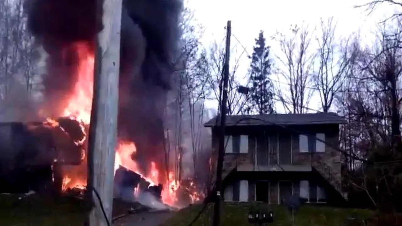 Un avion s-a prăbușit peste o casă din Ohio. Toate persoanele aflate la bord au murit
