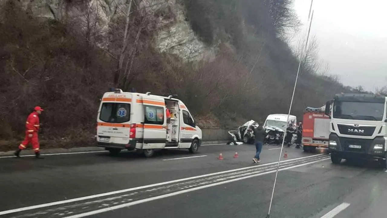 Accident mortal pe DN1, între Comarnic și Nistorești. Un taximetrist și-a pierdut viața, după impactul cu o dubă