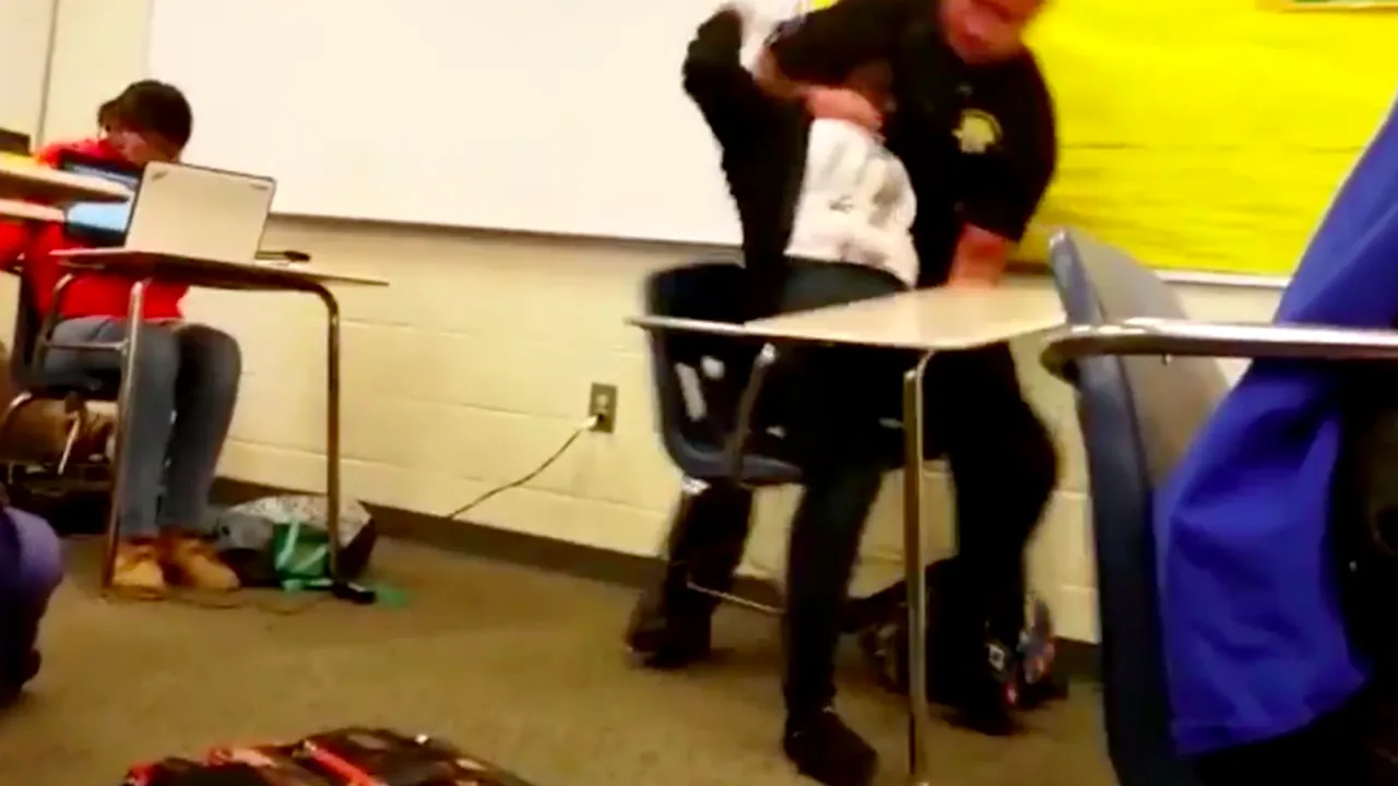 Ce a pățit polițistul care a bruscat o elevă de culoare, în Statele Unite