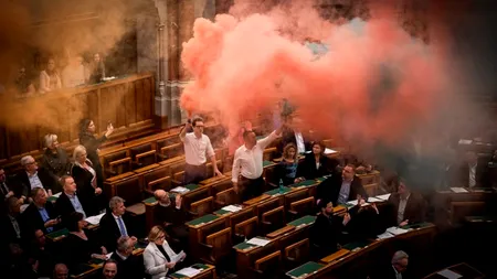 Fumigene LGBTQ+ în Parlamentul Ungariei. Opoziția i-a dedicat IMNUL RUSIEI lui Viktor Orban la Budapesta