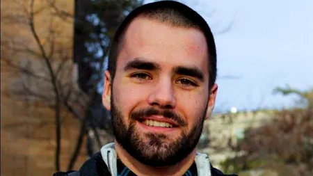 Acest tânăr economisește bani pentru a se 