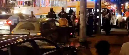 O persoană rănită și o mașină distrusă în București, după ce două familii s-au luat la bătaie | VIDEO