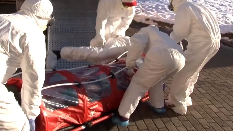 VIDEO: Imagini șocante! Paramedicii SMURD au scăpat targa cu prima pacientă suspectă de coronavirus din România! / ISU Suceava: Regretăm acest incident