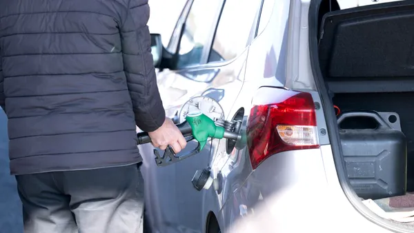 UDMR anunță că va continua negocierile în coaliție pentru noi măsuri de control al prețurilor la pompă