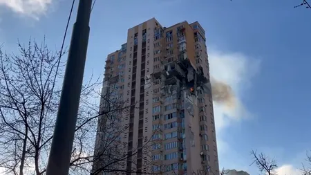 FOTO-VIDEO | Momentul în care un bloc din Kiev a fost lovit de o rachetă. În apropiere nu există nicio bază militară