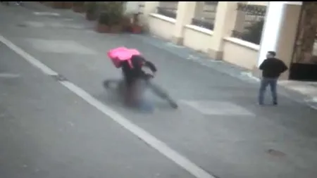 VIDEO. Fetiță de doar 2 ani, LOVITĂ în plin de un curier pe bicicletă care circula cu viteză pe o stradă pietonală din Timișoara