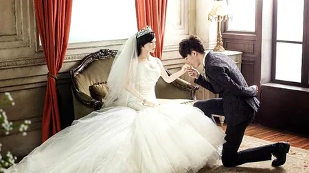 La prima vedere, aceasta este o simplă fotografie de nuntă. DETALIUL care schimbă TOTUL