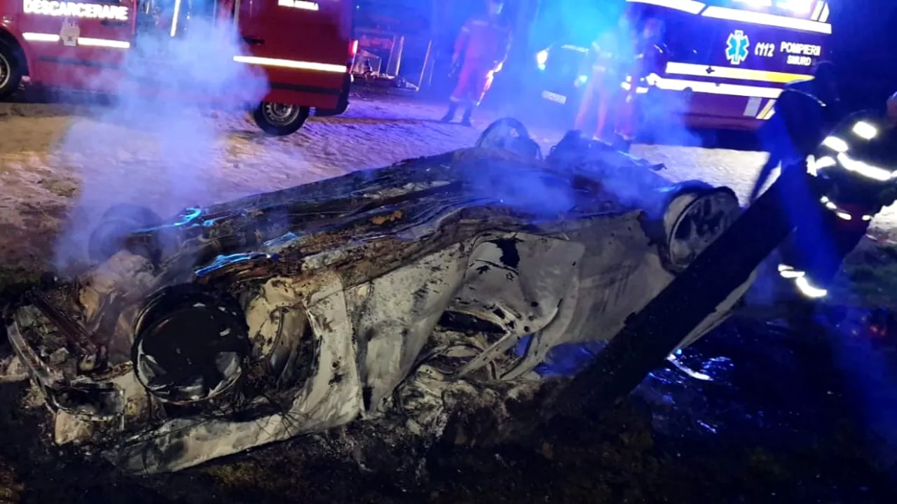 O mașină a luat foc, în județul Caraș-Severin. Pompierii au găsit în interior o persoană carbonizată