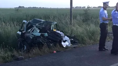 Un mort și șapte răniți, după ce un microbuz de transport persoane s-a ciocnit cu un autoturism în județul Timiș