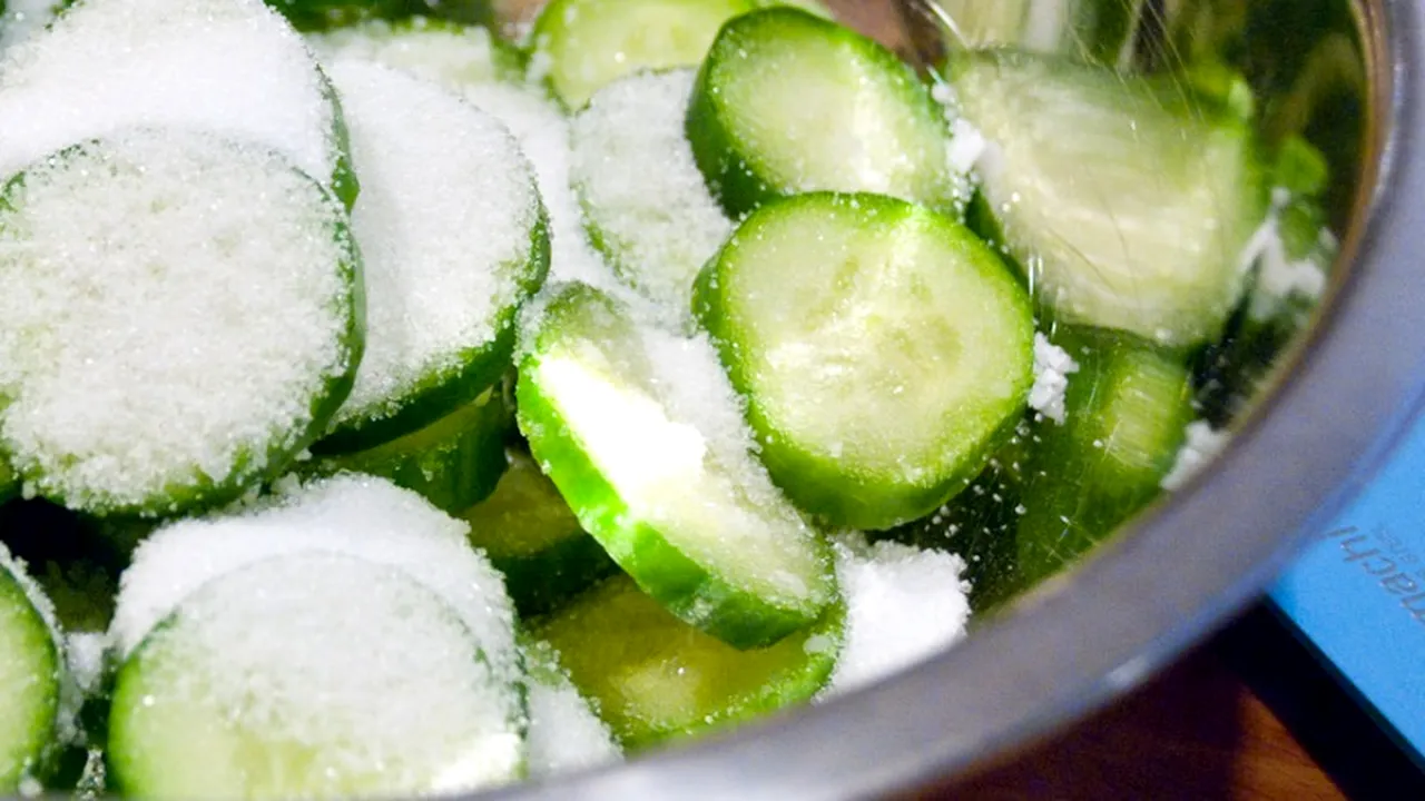 Medicii avertizează: ce se întâmplă dacă pui SARE pe CASTRAVEȚI