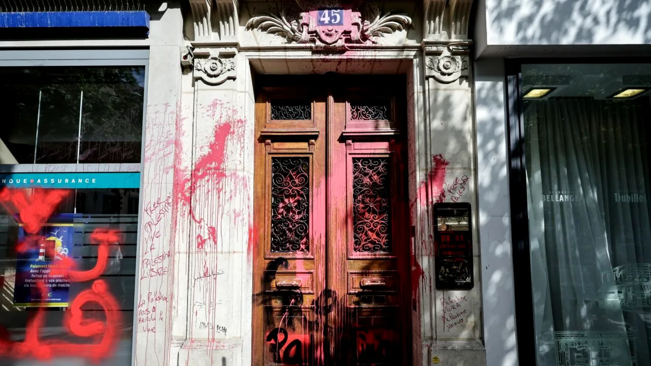Filiala din Paris a companiei aeriene El Al a fost vandalizată /Ambasadorul israelian: „Este un act de TERORISM”