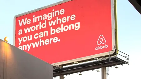 Cum a devenit o super-afacere să stai acasă pe la străini în orașele pe care le vizitezi