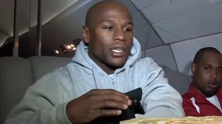 Mayweather - Pacquiao. Cum l-au întâmpinat spectatorii pe Floyd Mayweather la cântarul oficial