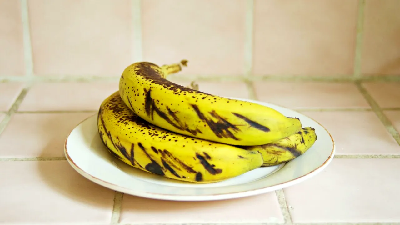 Ce poți face cu bananele foarte coapte. TRUCUL excelent prin care nu vei mai arunca fructele