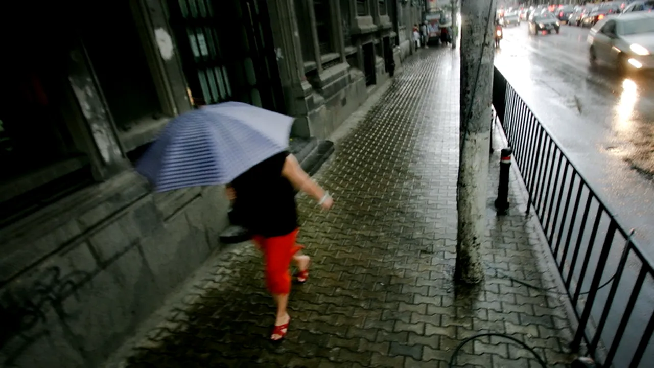 Vremea le pune mari probleme șoferilor, în Râmnicu Vâlcea: Vizibilitate redusă sub 2 metri pe o stradă după o furtună puternică