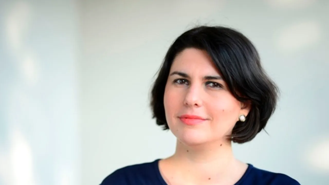 Cine mai strânge azi sârma ghimpată?