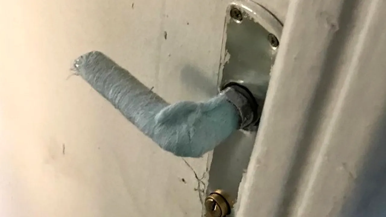 Clanțe înfășurate cu tifon îmbibat în spirt, la ușile unei primării din județul Olt. Ce explicație are edilul