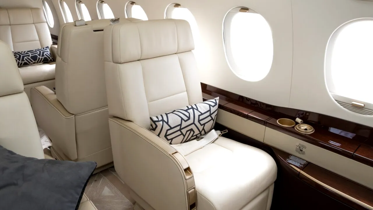 O tânără și-a lăsat copilul la economy pentru ca ea să călătorească la business class. Ce reacții a stârnit în mediul online