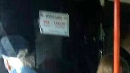 O fotografie aparent banală, distribuită de mii de ori pe Facebook, a stârnit discuții aprinse. „Nu este frumos din partea lor